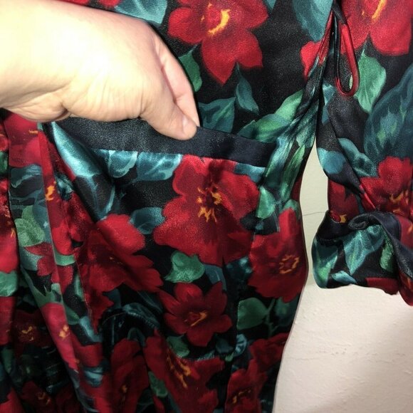 Vintage VICTORIA’S SECRET Long Robe Black Vibrant Red Flowers Satin Sz S - Picture 6 of 11